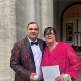 Denis Kosak und Ilona Rode Kosak stehen vor dem Rathaus in Schwerte. Das Paar hat dort standesamtlich geheiratet.