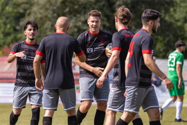 Werner SC Spieler klatschen sich ab.