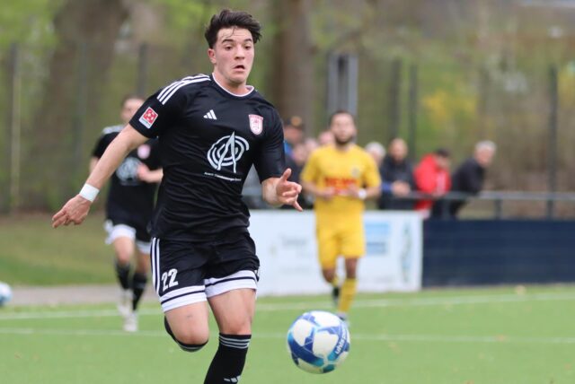 Dario Biancardi rennt dem Ball hinterher.