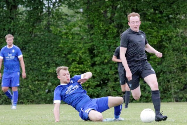 Patrick Sobbe vom SV Herbern II U23 am Ball. Ein Spieler von BW Ottmarsbocholt legt sich in seinen Weg.