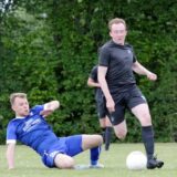 Patrick Sobbe vom SV Herbern II U23 am Ball. Ein Spieler von BW Ottmarsbocholt legt sich in seinen Weg.