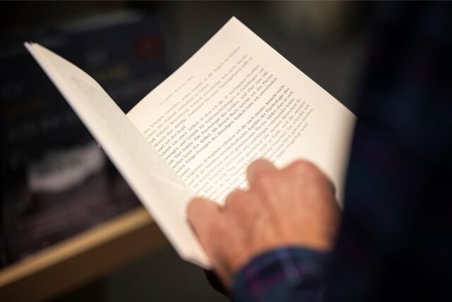 Ein Mensch liest in einem Buch
