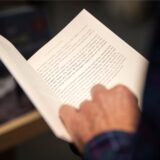 Ein Mensch liest in einem Buch