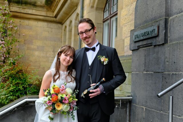 Sabrina Hornig-Jahn und Patrick Jahn auf der Rathaustreppe nach ihrer Trauung in Recklinghausen