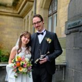 Sabrina Hornig-Jahn und Patrick Jahn auf der Rathaustreppe nach ihrer Trauung in Recklinghausen