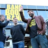 Regisseur Peter Thorwarth (hier mit Produzent Christian Becker und Moderator Michael Wurst bei einer 25-Jahr-Feier von „Bang Boom Bang“ im September 2024 in Bochum) ist „not amused“ über ein inoffizielles Spin-off seines Kultfilms durch eine Pharmafirma.