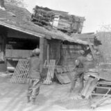Das Foto soll am 11. April 1945 in Unna entstanden sein und ist in einem Archiv der 8. US-Panzerdivision so beschriftet: „Zwei Soldaten der 9. US-Armee fragen sich in der kürzlich eroberten Stadt Unna, wie dieses deutsche Fahrzeug auf das Schuppendach gelangte. Unna liegt im Ruhrgebiet und die 8. Panzerdivision stieß auf hartnäckigen Widerstand einer großen Zahl von SS-Truppen, die die Stadt verteidigten.“