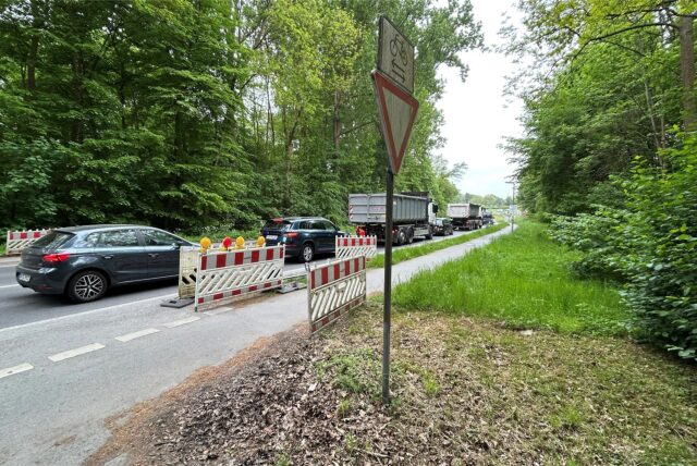 An einer Baustellenampel auf der Kamener Straße stehen viele Fahrzeuge in einem Stau.