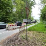 An einer Baustellenampel auf der Kamener Straße stehen viele Fahrzeuge in einem Stau.