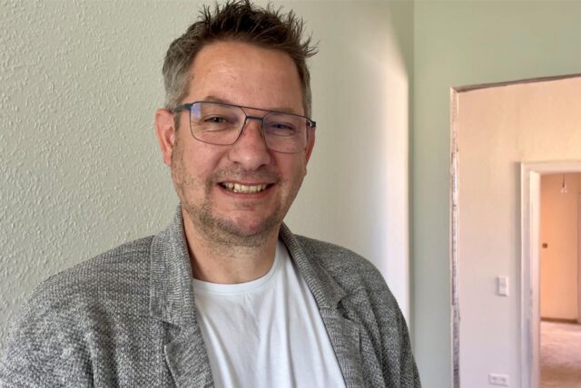Jugendhilfe-Mitarbeiter Marco Füllner auf der Baustelle für eine Kinderwohngruppe in einem umgebauten Einfamilienhaus: „Ich glaube, dass eine schöne Gemeinschaft mit den Nachbarn entstehen kann.“