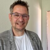 Jugendhilfe-Mitarbeiter Marco Füllner auf der Baustelle für eine Kinderwohngruppe in einem umgebauten Einfamilienhaus: „Ich glaube, dass eine schöne Gemeinschaft mit den Nachbarn entstehen kann.“