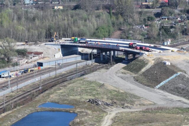 Eine Brücke, die über Bahngleise führt.