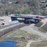 Eine Brücke, die über Bahngleise führt.