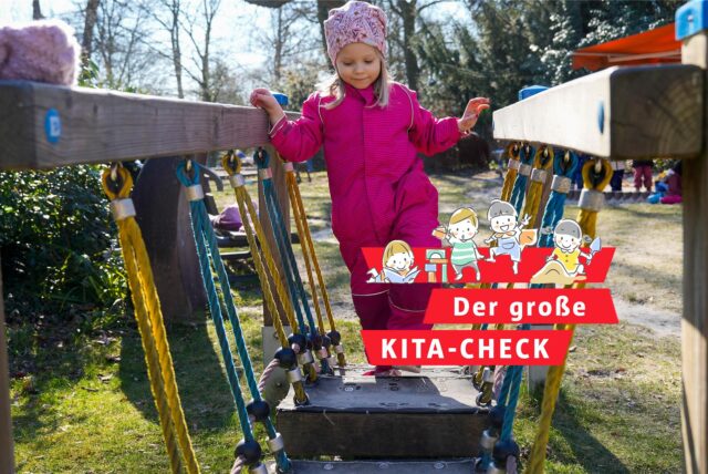 Ein Mädchen spielt auf einer Hängebrücke.