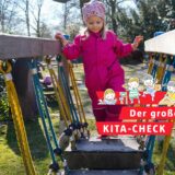 Ein Mädchen spielt auf einer Hängebrücke.