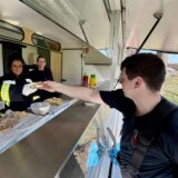 Für längere Einsätze hat die Feuerwehr in Unna eine Art Wochenmarktwagen, über dessen Tresen Getränke und Häppchen an die Kräfte im Einsatz ausgegeben werden.