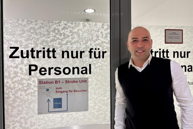 Erdal Öztürk, Angestellter der Knappschaft Kliniken Recklinghausen, steht am Eingang zur Stroke-Unit im Knappschaftskrankenhaus