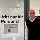 Erdal Öztürk, Angestellter der Knappschaft Kliniken Recklinghausen, steht am Eingang zur Stroke-Unit im Knappschaftskrankenhaus