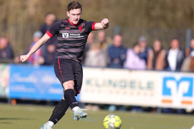 Jason Jäger schießt den Ball.