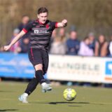 Jason Jäger schießt den Ball.