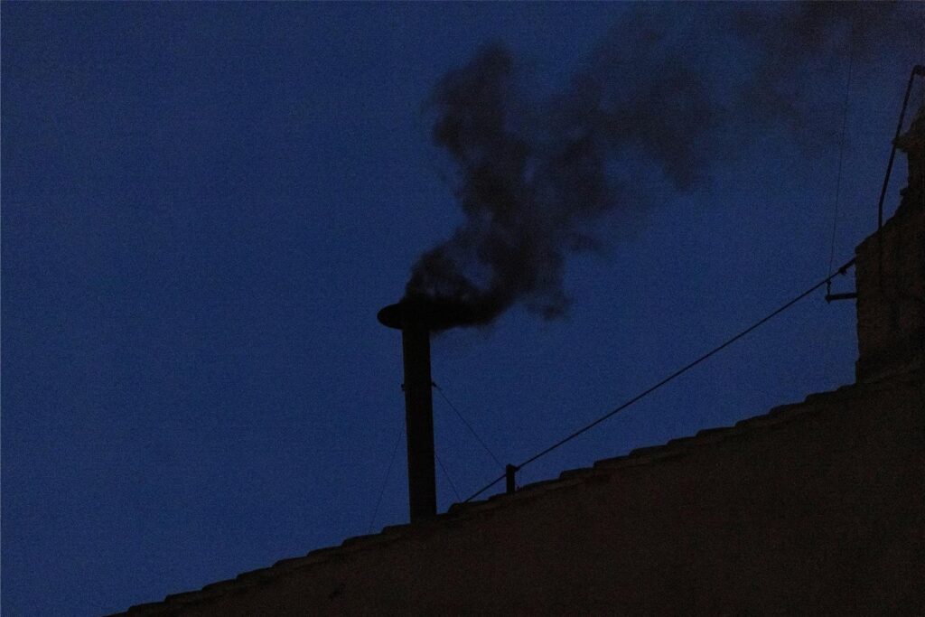 Schwarzer Rauch quillt während des Konklave 2025 aus dem Schornstein der Sixtinischen Kapelle. Schwarzer Rauch quillt während des Konklave 2025 aus dem Schornstein der Sixtinischen Kapelle.