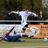 Spieler springt über Grätsche.