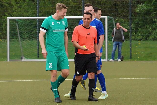 Erklärt auch seine Entscheidungen wie hier im Match zwischen dem Kamener SC und Westfalia Wethmar:  Thorsten Milde ist Verbandssieger der Aktion „Danke Schiri“.