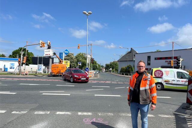 Mann steht vor Baustelle