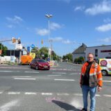 Mann steht vor Baustelle
