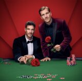 Martin Braun (links) und Felix Stein (rechts) – die beiden Single-Männer in der neuen Staffel „Die Bachelors“ – hinter einem Poker-Tisch mit Poker-Chips und Rosen