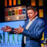 Der Kabarettist Bruno Knust steht bei einer Veranstaltung in Dortmund auf der Bühne.