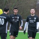 Spieler von Eintracht Werne klatschen sich ab.