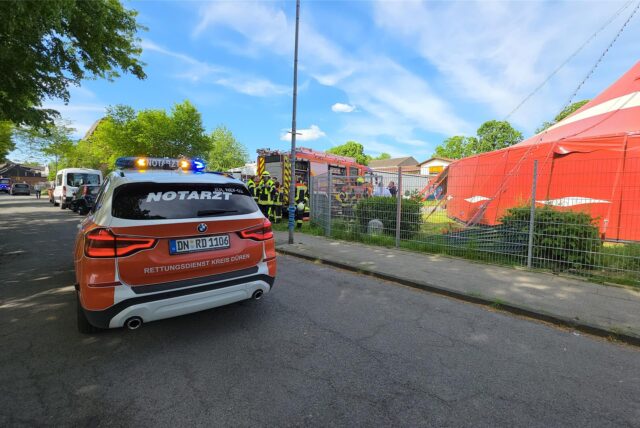 Bei der Vorführung eines Feuerschluckers geriet das Zelt in Brand. (Symbolbild)