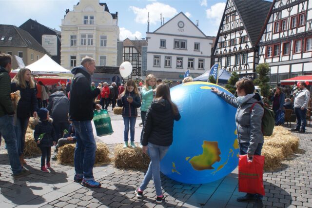 Beim Drahteselmarkt 2019 in Unna stehen Menschen um eine künstliche Weltkugel