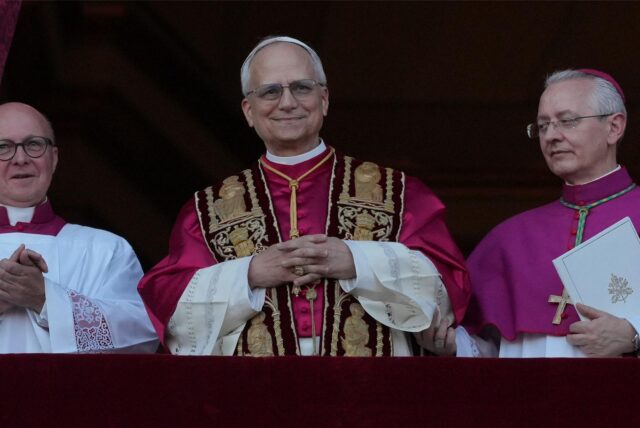 Der neu gewählte Papst Leo XIV., US-Amerikaner Robert Prevost (M.), erscheint auf dem Balkon des Petersdoms im Vatikan.