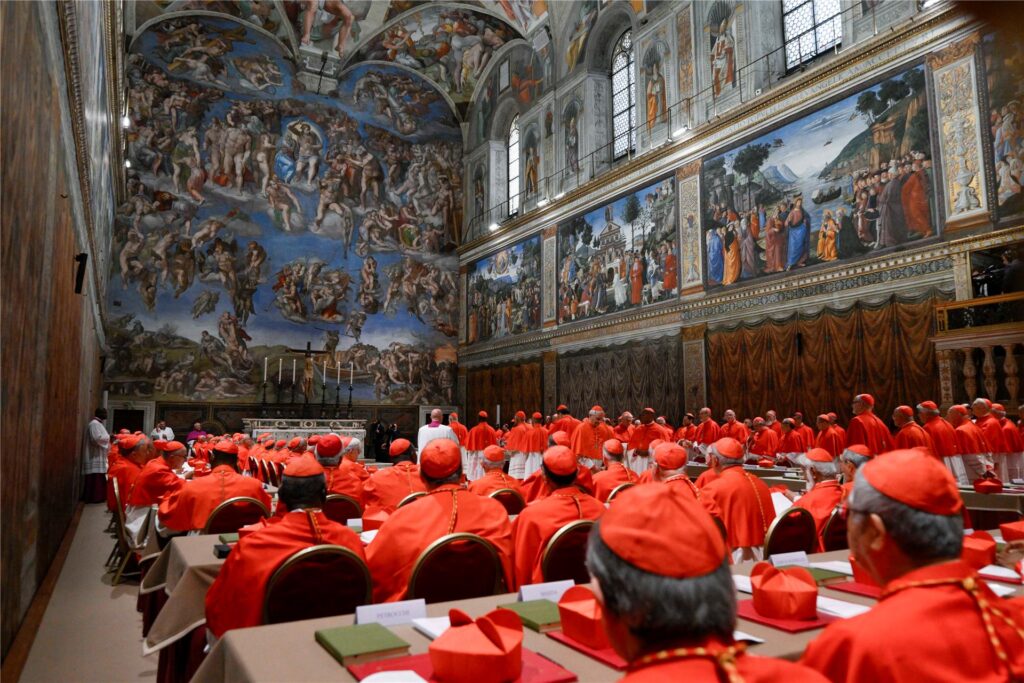 Auf diesem vom Vatikan zur Verfügung gestellten Bild sitzen Kardinäle in der Sixtinischen Kapelle im Vatikan zu Beginn des Konklaves zur Wahl des Nachfolgers des verstorbenen Papstes Franziskus. Auf diesem vom Vatikan zur Verfügung gestellten Bild sitzen Kardinäle in der Sixtinischen Kapelle im Vatikan zu Beginn des Konklaves zur Wahl des Nachfolgers des verstorbenen Papstes Franziskus.