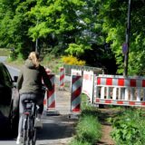 Eine Baustelle engt mit ihren Baken die Fahrbahn einer wichtigen Verbindungsstraße ein.