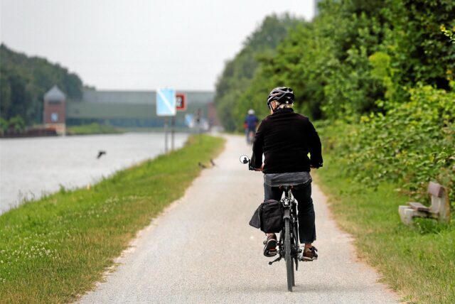 Ein Fahrradfahrer ist in Bergkamen am Kanal unterwegs.