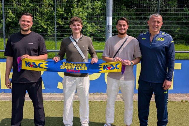 Justin Braun, Raphael Probst und Deniz Sönmez posieren mit KSC-Trainer Ahmet Kahya.