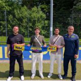 Justin Braun, Raphael Probst und Deniz Sönmez posieren mit KSC-Trainer Ahmet Kahya.