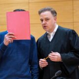 Der Angeklagte (l) steht mit seinem Anwalt Burkhard Benecken zu Beginn des Prozesses (Dezember 2024) um einen gewaltsam ums Leben gekommenen 20-Jährigen in einem Saal des Landgerichts.