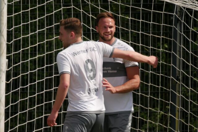 Jason Jäger und Jannik Prinz vom Werner SC jubeln.