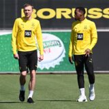 Maximilian Beier und Jamie Gittens gehen über den Platz.