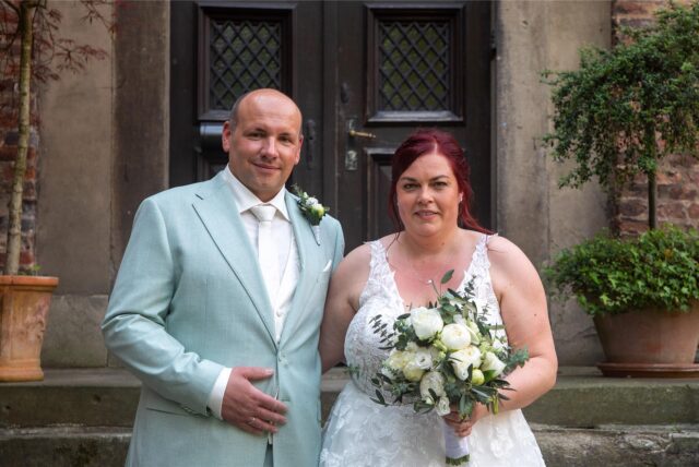 Melanie (geborene Wettke) und Tim Regler haben sich auf Schloss Bladenhorst das Ja-Wort gegeben.