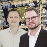 Die Makler Marvin Mikosch und Dennis Soldmann vom Eigentümerverband Haus & Grund vor einem Luftbild von Dortmund.