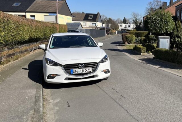 Parkt ein Auto am Rand der Rostocker Straße, ist die Restbreite etwas knapp für die Durchfahrt von Fahrzeugen der Feuerwehr, des Rettungsdienstes oder auch der Müllabfuhr.