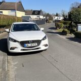 Parkt ein Auto am Rand der Rostocker Straße, ist die Restbreite etwas knapp für die Durchfahrt von Fahrzeugen der Feuerwehr, des Rettungsdienstes oder auch der Müllabfuhr.