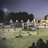 Der große Turnierplatz des Reitsportzentrums Massener Heide bei einer Abendveranstaltung zur blauen Stunde fotografiert.