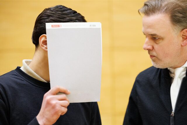 Rechtsanwalt Burkhard Benecken mit einem Mandanten im Gerichtssaal des Landgerichts Bielefeld.
