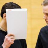 Rechtsanwalt Burkhard Benecken mit einem Mandanten im Gerichtssaal des Landgerichts Bielefeld.